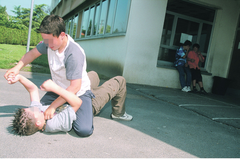 Maltretira decu, tuče roditelje, nastavnike i meštane, škola i socijalne službe nemoćne, a on za to vreme leži u parku i puši cigarete, jednu za drugom!