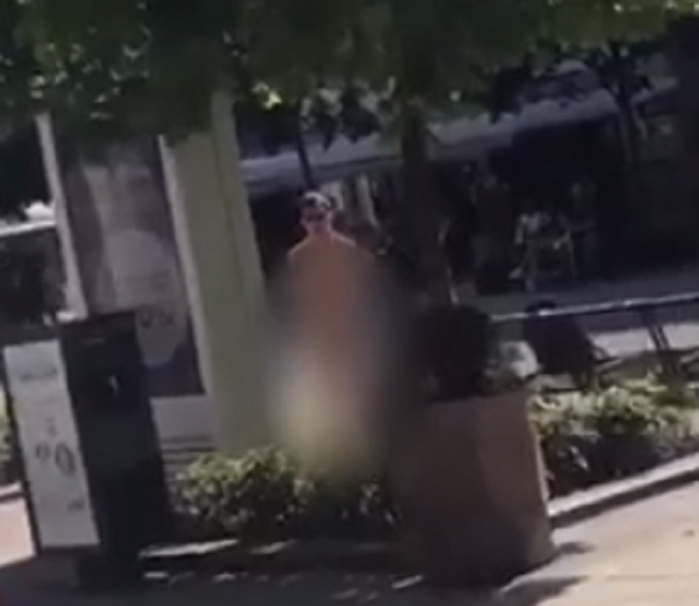 Prolaznici u šoku, mladić izvadio polni organ, masturbirao pred ženama i decom! (VIDEO)