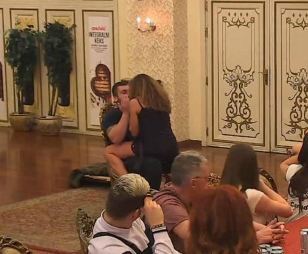 Spustila se Mladenu na kolena, a onda krenula da ga oralno zadovoljava pred svima!