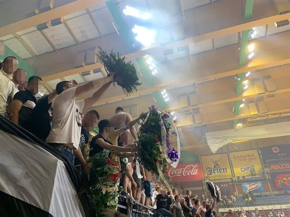 Ovo su venci "grobara" sa BRUTALNIM PORUKAMA posvećeni Zvezdi na drugoj utakmici finala plej-ofa! (FOTO)