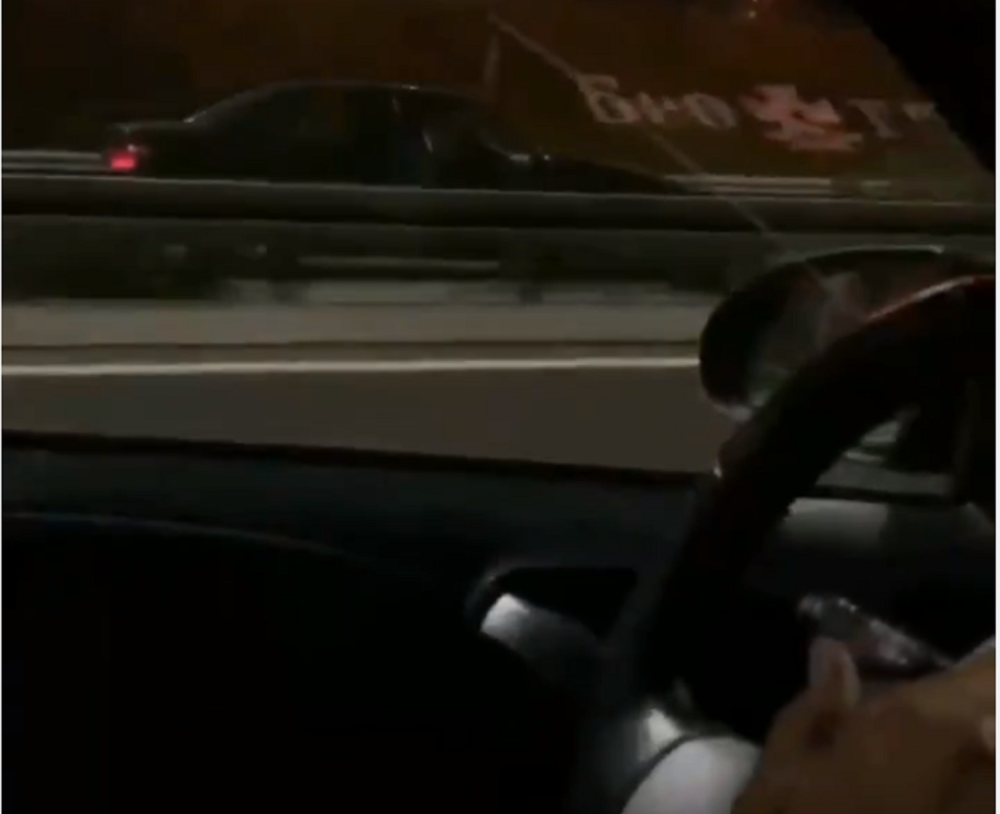 Vozila suprotnom trakom po auto-putu! Pukom srećom izbegnuta katastrofa! Snimak koji ledi krv u venama! (VIDEO)