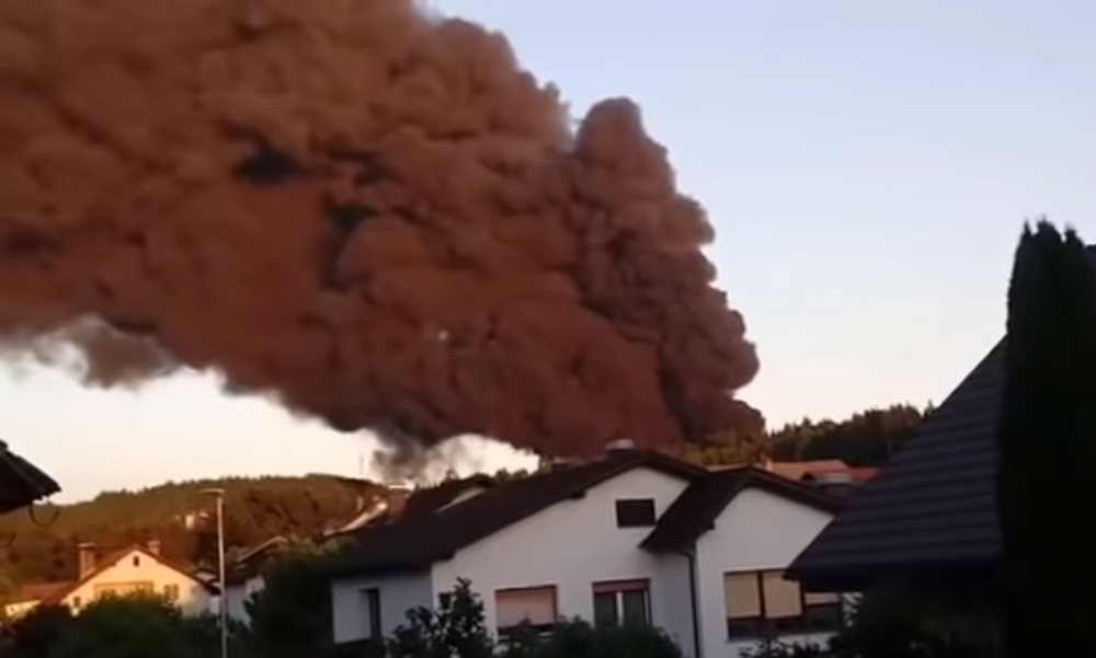 Vatrogasna služba upozorava stanovništvo da zatvore prozore zbog otrovnih gasova! 100 specijalaca na terenu! (VIDEO)