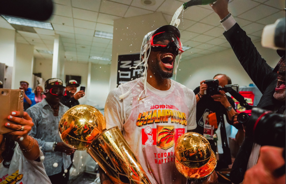 Potpisao ugovor sa kojim će zaraditi više od 100 miliona evra, a njegova sestra polomila lobanju nemoćnoj starici u kupatilu kazina, a onda je i opljačkala! (VIDEO)