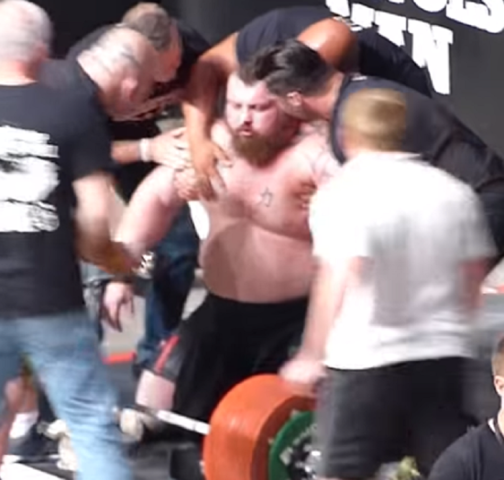 Uspeo da obori rekord i da podigne POLA TONE, pa se onesvestio i umalo izgubio život! (FOTO + VIDEO)