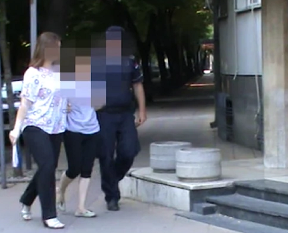 Komšije čule vriske i Mariju kako viče: "Nemoj da mi umreš", a onda je poštar u njenim rukama video KRVAVO DETE (7)