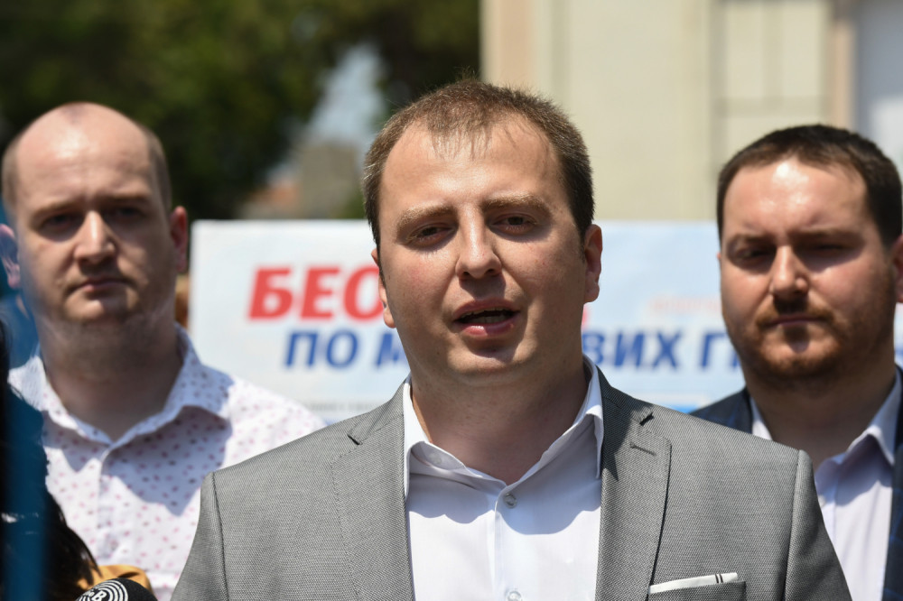 Obradović pokušava da opstane lažnim patriotizmom