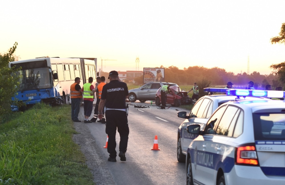 Poginuo muškarac (35) kod Rumenke, vatrogasci morali da seku vozilo da izvuku telo! (FOTO)