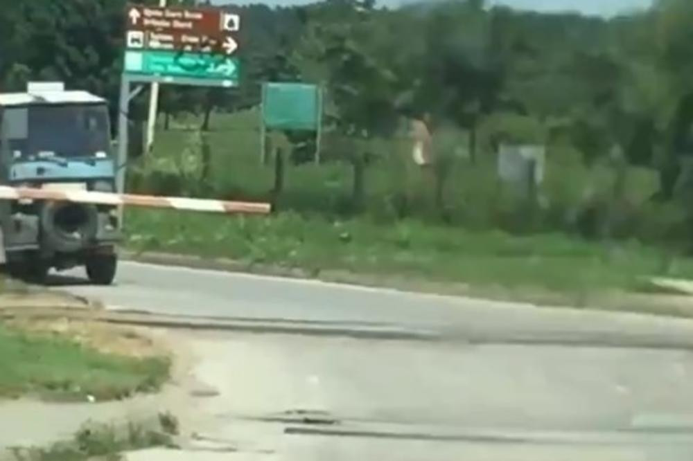 Kamiondžija lomi rampu, prave haos na prugama! Pitanje je dana kad će ubiti nekog! (VIDEO)