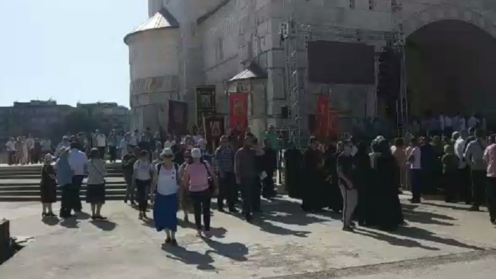 Policija privodi, autobusi sa Srbima zaustavljeni na granici, zemlja na korak od verskog rata!