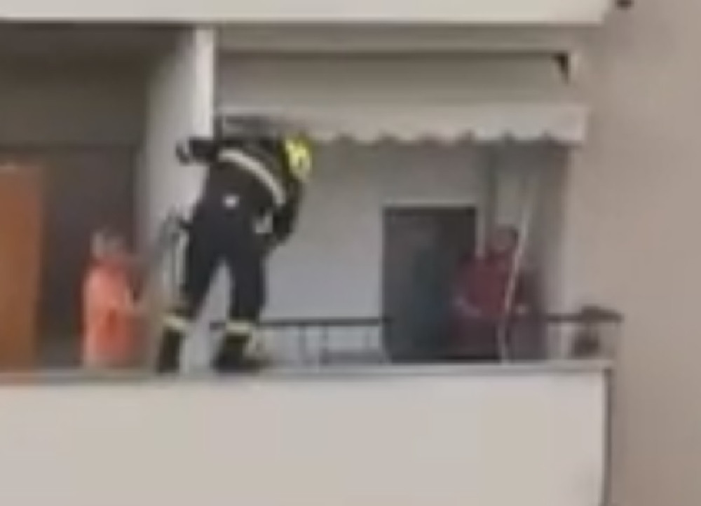Otac zarobljen na terasi, beba sama stanu! Spasilac stavio život na kocku, OVOME se nisu nadali (FOTO, VIDEO)