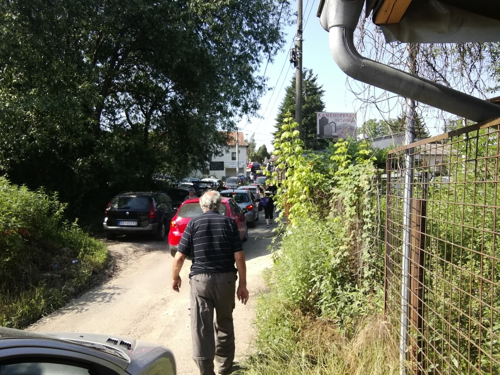 Ni pešaci ne mogu da prođu od kolone, automobili se jedva mimoilaze! Ovo se dešava samo četiri puta godišnje (FOTO)