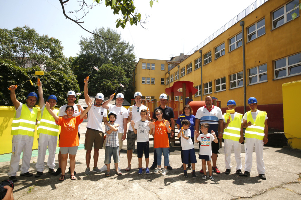 VATERPOLISTI UREDILI DVORIŠTE OSNOVNE ŠKOLE ZA DECU SA SMETNJAMA U RAZVOJU