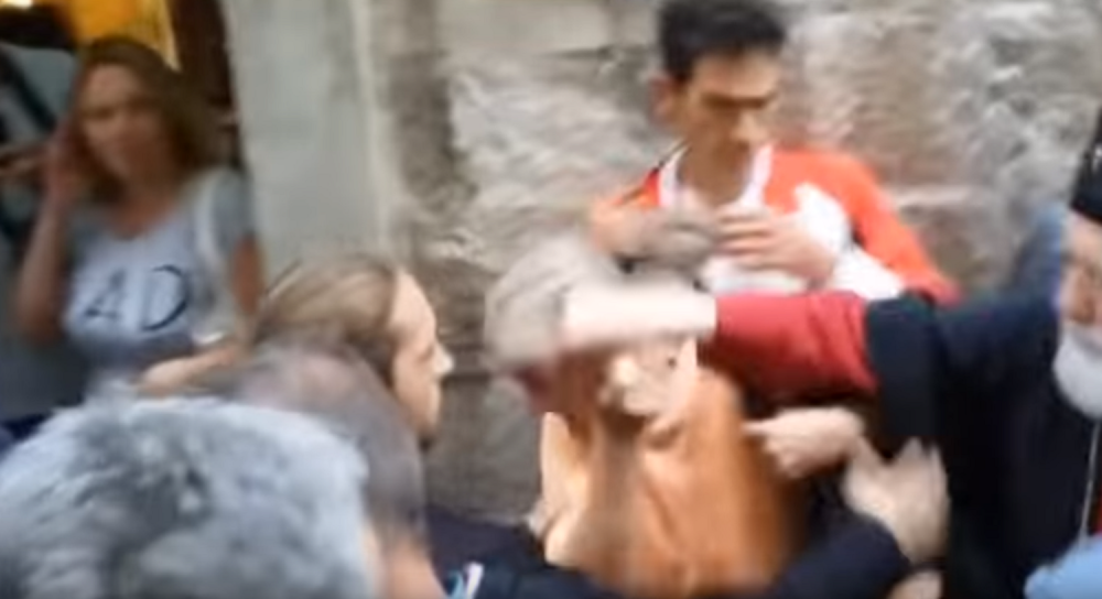 Skandal trese Crnu Goru! Internetom kruži video na kojem se vidi kako Miraš Dedeić udara staricu u Kotoru! (ŠOKANTAN VIDEO)