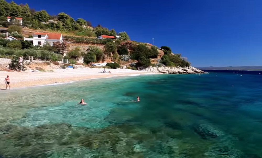 "Tačno je. Dođem s praznim autobusom na beogradski aerodorom, pa ih vozimo po Srbiji"