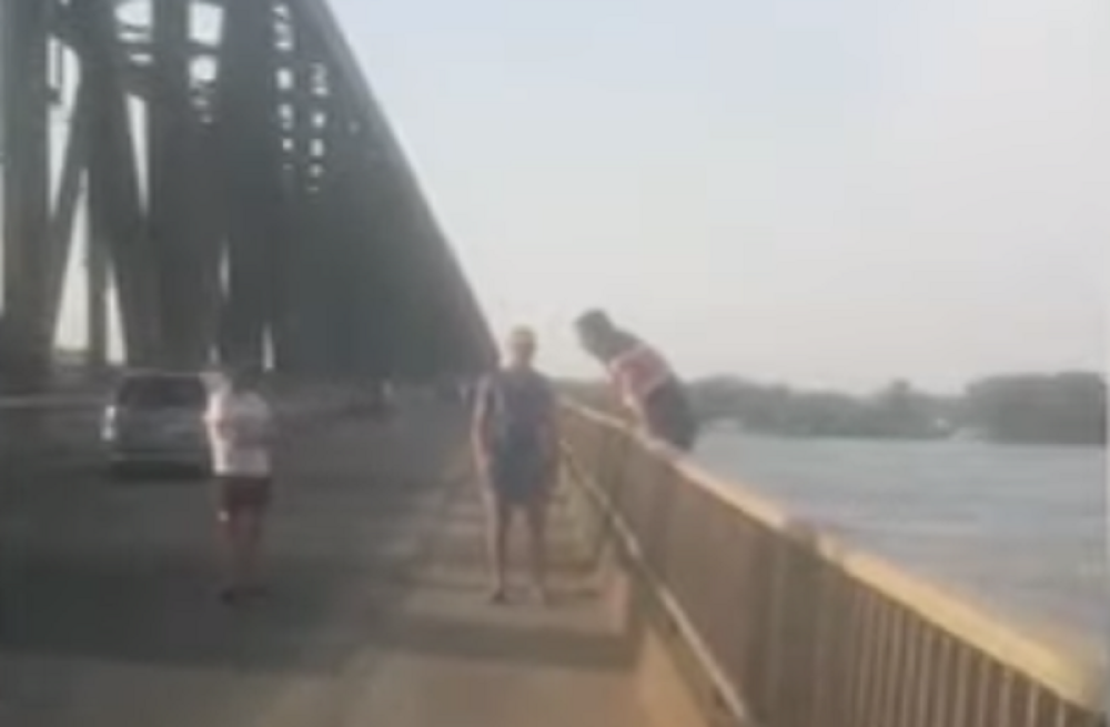 Čovek pokušava da se UBIJE skokom na BETONSKU STAZU, a onda je usledilo munjevito ULETANJE policije! Narod u neverici gledao! (VIDEO)