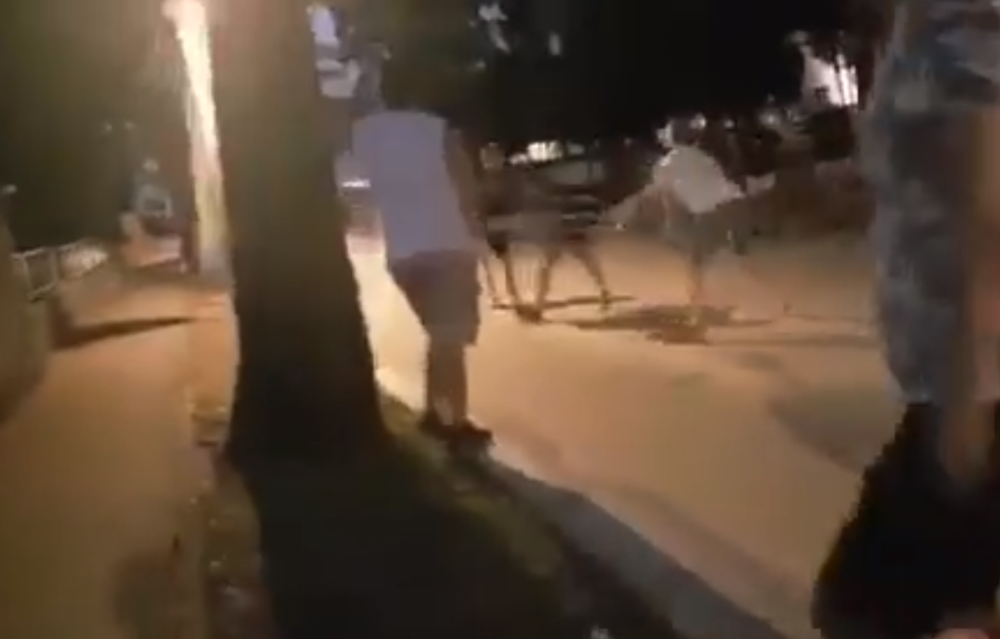 Pomakljali se stranci oko taksija! Sevale pesnice, a radila i štaka! Jedan potez rešio ko je platio račun