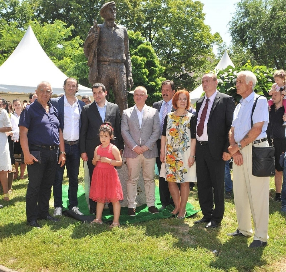 U Čuburskom parku otkriven spomenik "Crnotravcu neimaru"