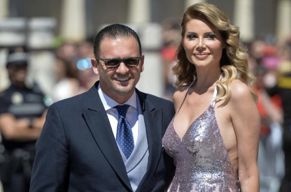 Supruga slavnog fudbalera u izazovnoj haljini sa misterioznim strelicama zapalila društvene mreže! (FOTO)