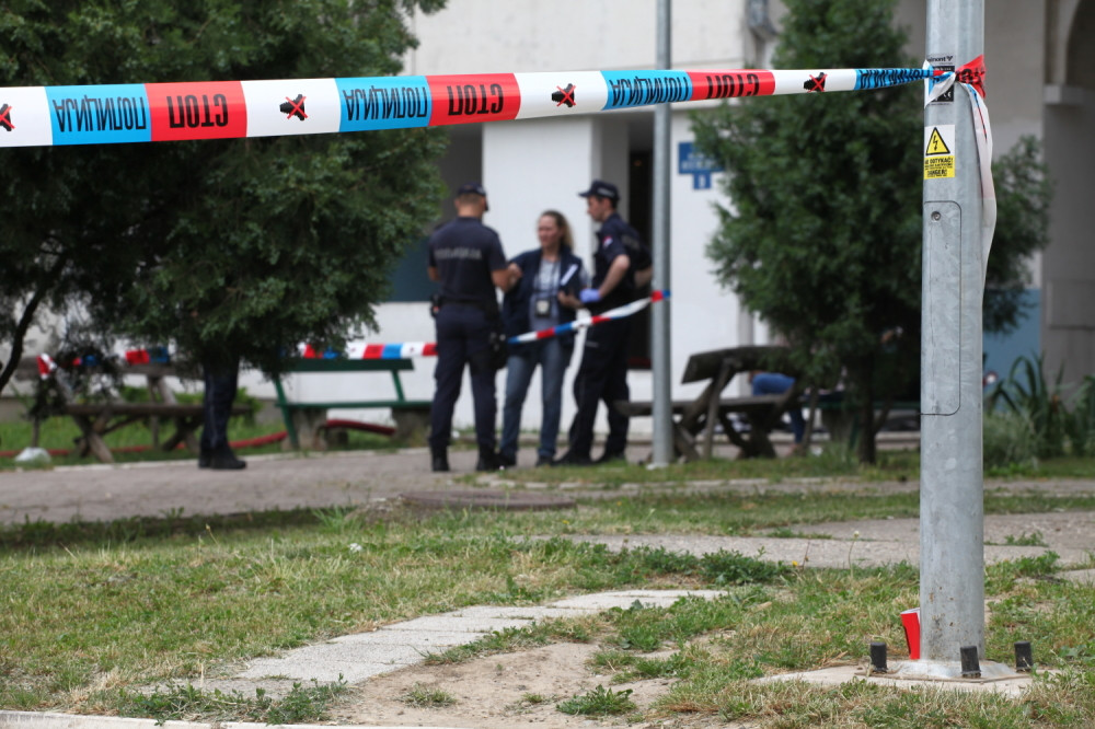 Otac žene koja je ubila sebe i dete jedva stoji na nogama, plače i trese se, do Hitne pomoći ga doveo policajac!