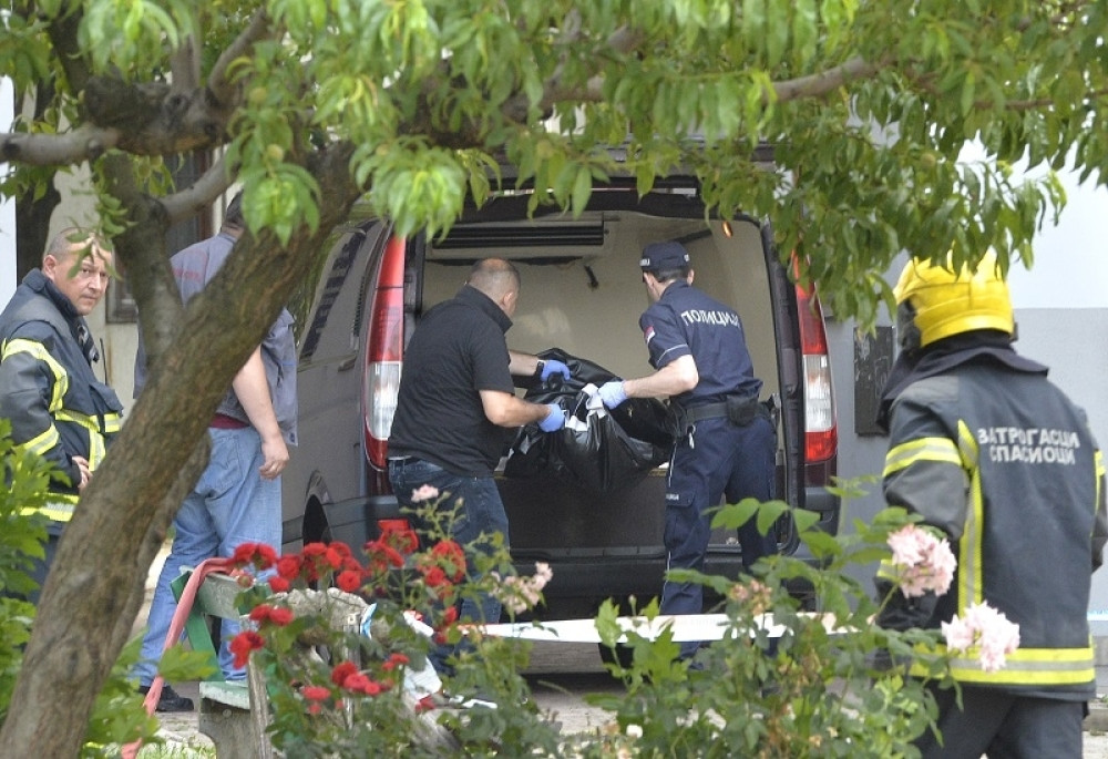 Komšije sa Bežanijske kose ispričale šta je devojčica držala u trenutku kad je majka gurnula s prozora!