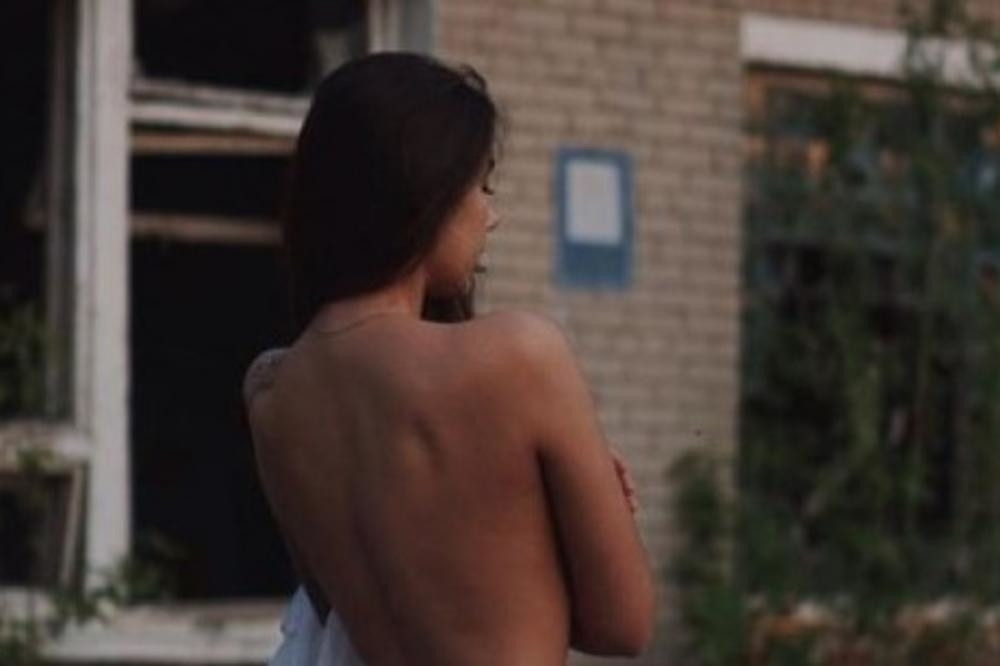 Skinula se u tange, pa ušla usred ruševina nuklearne elektrane! Ljudi u šoku gledali kako je radijacija UZIMA! (FOTO)