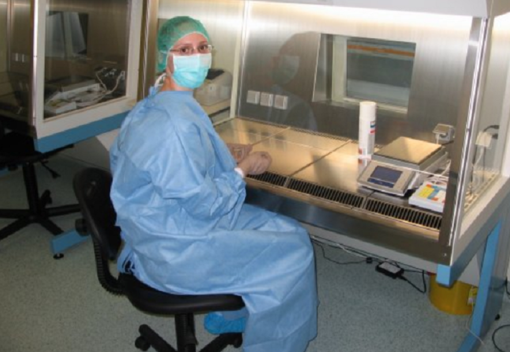 Sahranjene Danijela i njena ćerkica (3) koju je bacila sa terase! Neutešni otac devojčici na grob spustio belu ružu za oproštaj