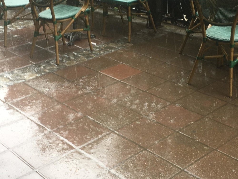 Ogromne kapi kiše ZASIPALE po Beogradu kao BOMBE! Ljudi panično bežali sa otvorenog! (VIDEO)