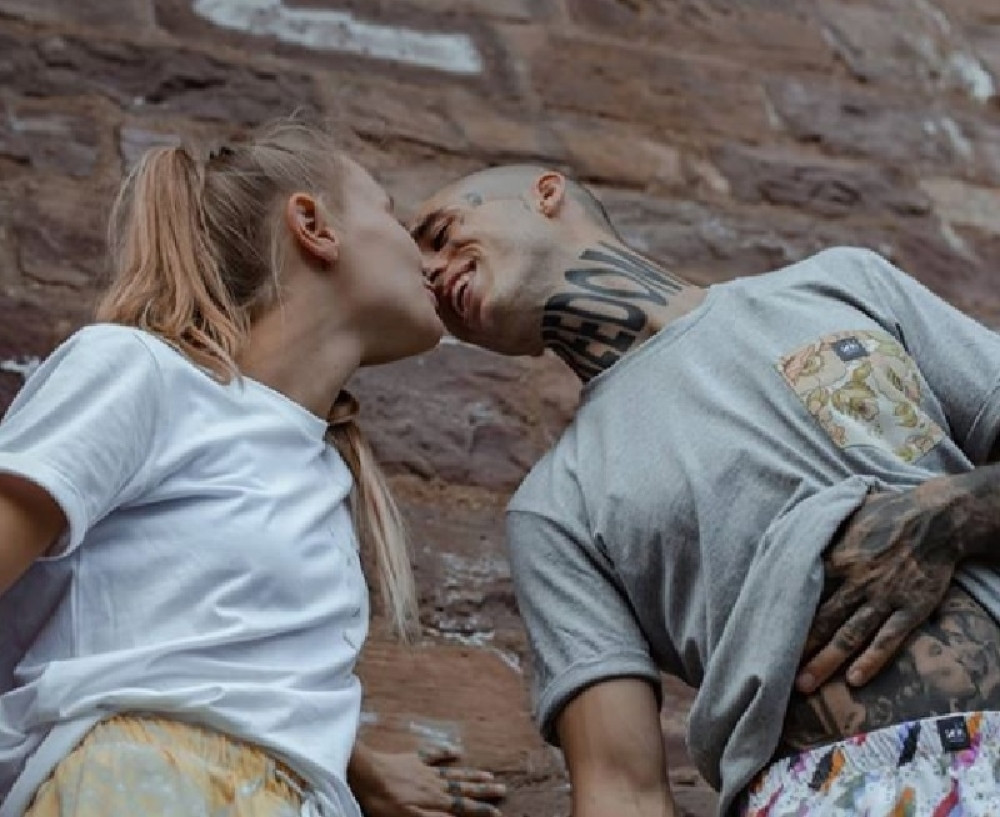 Mladi bračni par traži pomoć za putovanje! Ne žele da se zaposle i nije ih sramota da kažu zašto (FOTO)