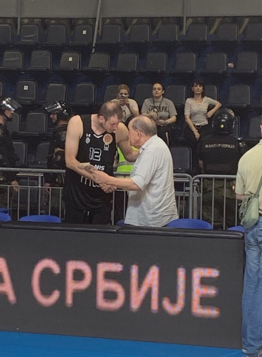 Legendarni glumac i veliki Zvezdaš, teši kapitena Partizana posle utakmice! (FOTO)