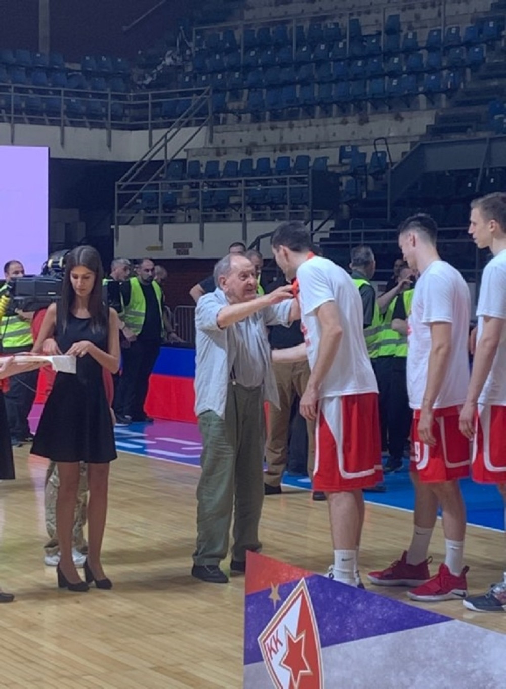 Zvezdine utakmice nezamislive su bez njega, sada ima i svoje počasno mesto na tribinama (VIDEO)