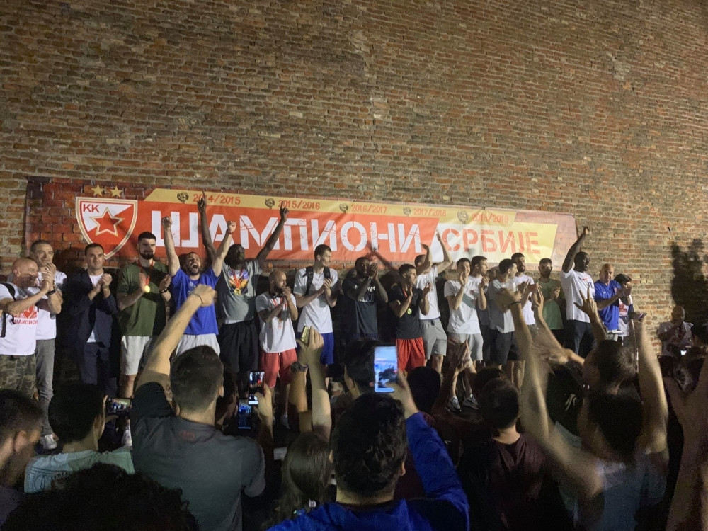 Baklje, vatromet i opšte ludilo, ali ljudi kad je izašao ON I ZAPEVAO "IZAĐI MALA" NA SRPSKOM tresla se cela tvrđava! (FOTO + VIDEO)