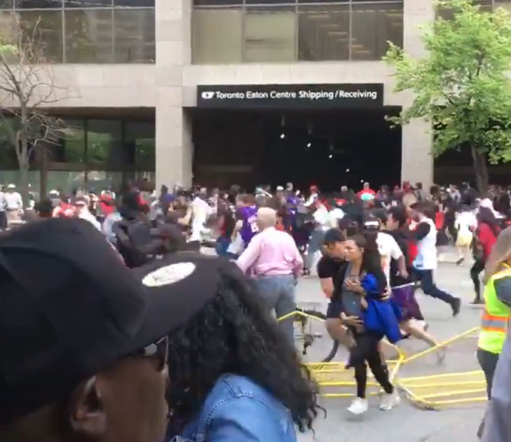 Stravične scene u Torontu, navijači se razbežali od straha, ima ranjenih i uhapšenih! (VIDEO)