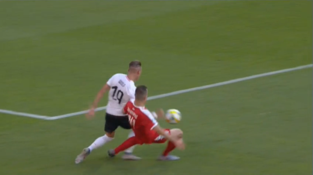 Neoprezan start Srbina za crveni karton, posle čega je Austrijanac doživeo jezivu povredu! (VIDEO)