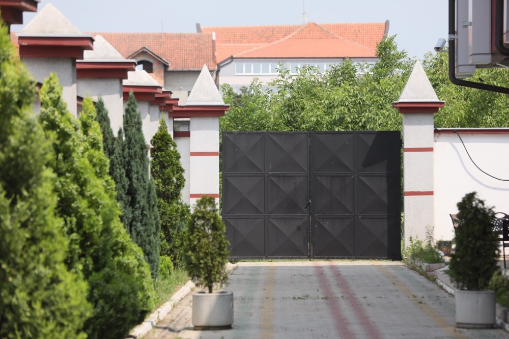 Troje ljudi mučeno, brutalno ubijeno, pa bačeni u septičku jamu! Oko vrata jedne ubijene žene KANAP SA BETONSKIM BLOKOM!