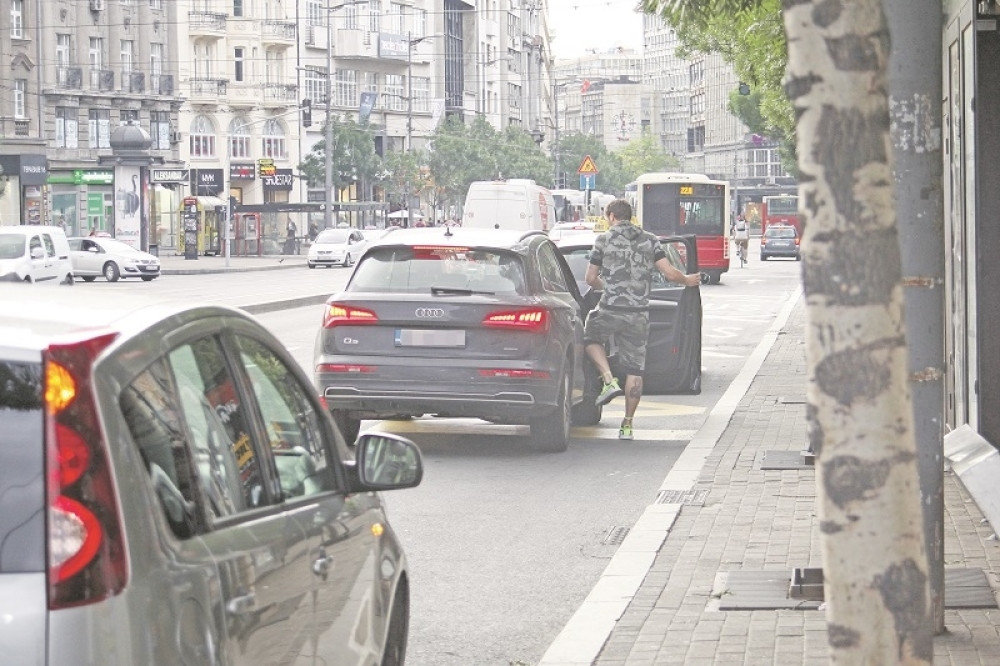 Stojke, kako se to parkiraš? (PAPARACO)