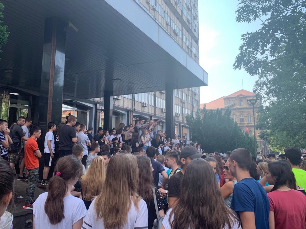 Osmaci na ulicama zbog krađe testova, HAOS u centru Beograda! Napadnuta policija! (FOTO/VIDEO)