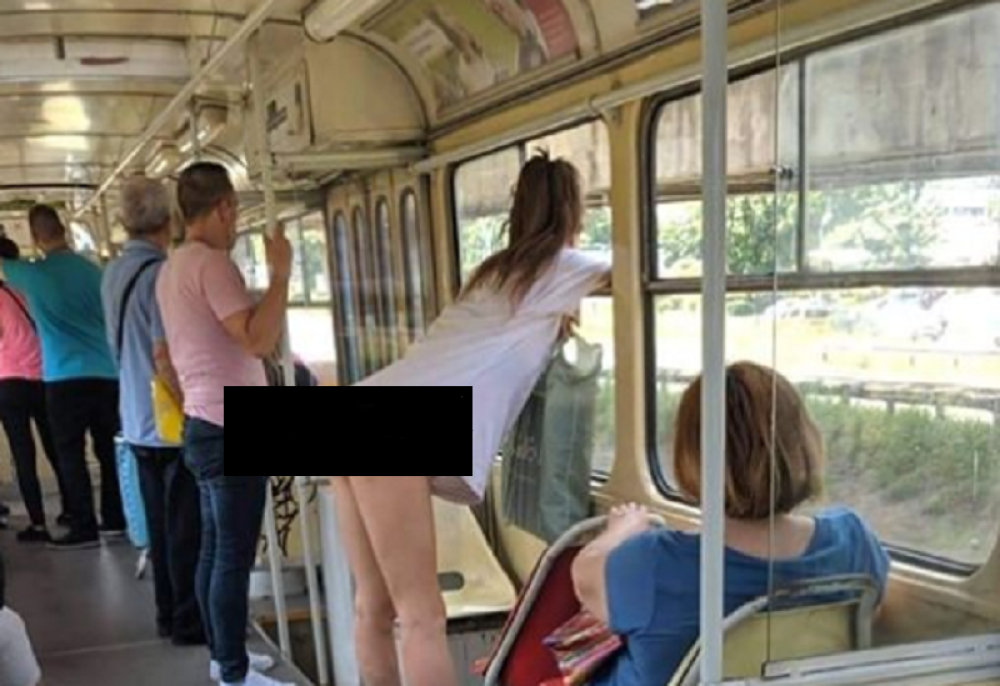 Putnici zanemeli u tramvaju, žene gunđale, muškarci UZDISALI! Devojka se NASLONILA i pokazala VRELO međunožje! (FOTO 18+)