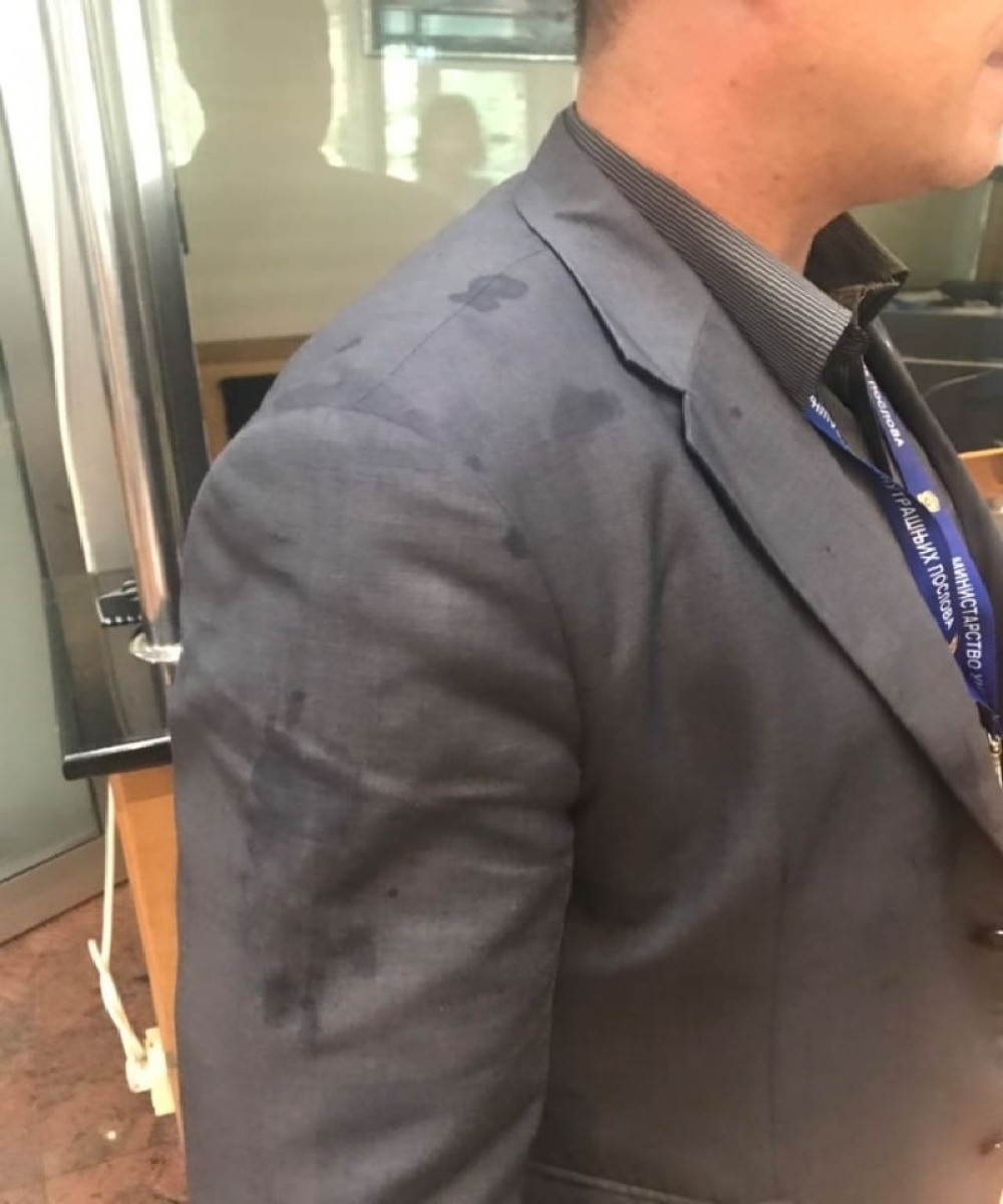 Okupljeni na skupu gađali obezbeđenje ispred zgrade Ministarstva prosvete (FOTO)