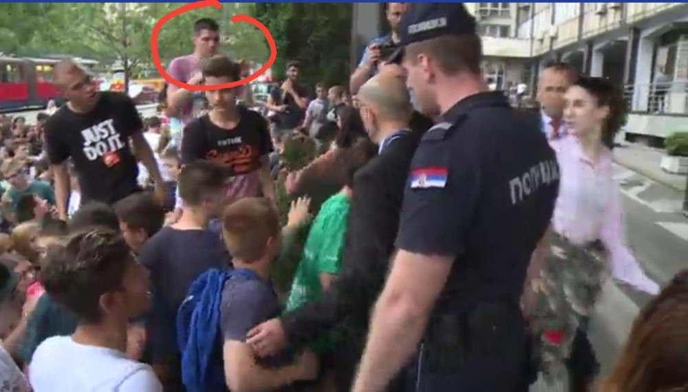Đilas i Jeremić zloupotrebljavaju decu! Njihov poznati aktivista kojeg je čiča nokautirao, došao među maturante (FOTO)