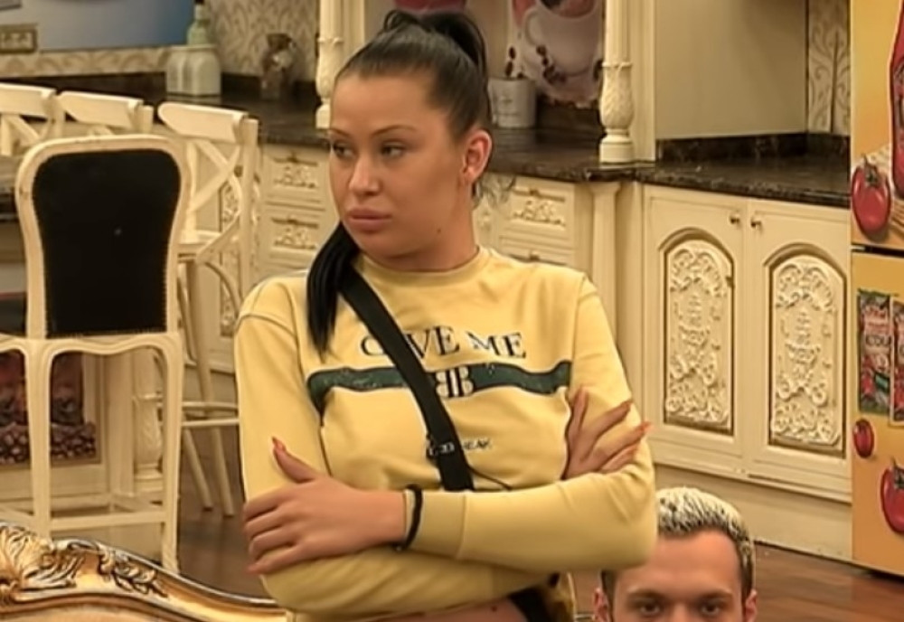 Sećate se Teodore iz Parova? Ošišala se na ĆELAVO, uskoro ide na plastičnu OPERACIJU, a evo šta radi i kako DANAS izgleda! (FOTO)