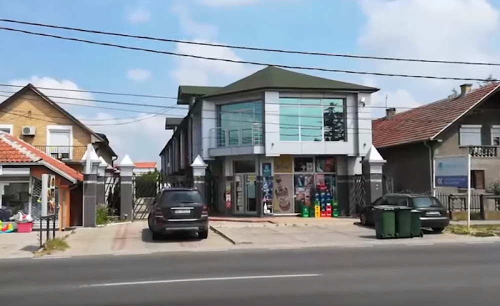 Niko ne želi da govori za novine! Strah ZAVLADAO Surčinom! Novi jezivi detalji o trostrukom ubici i sinu kriminalca Staklenog