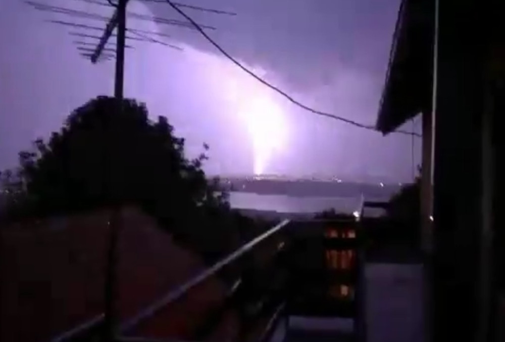 Ovako je izgledala MEGA oluja koja je sinoć pogodila Srbiju! Pogledajte 4 neverovatna snimka! (VIDEO)