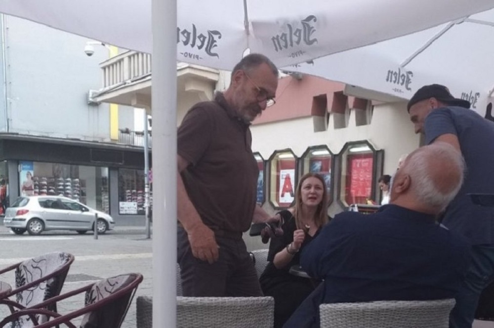 Šapčani priredili "toplu" dobrodošlicu Siniši Kovačeviću! Nisu ga štedeli: Stidimo se što si ovde. Pljuješ rodoljubive pesme (VIDEO)