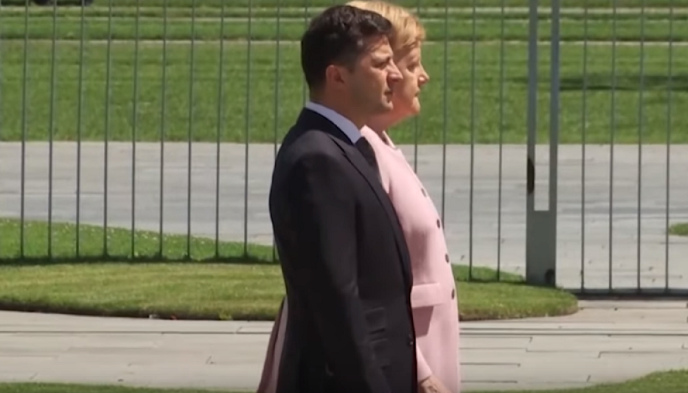 Iznenada počela da se trese, jedva ostala na nogama, jezivi simptomi se VRATILI, Nemci strahuju na najgore! (VIDEO)