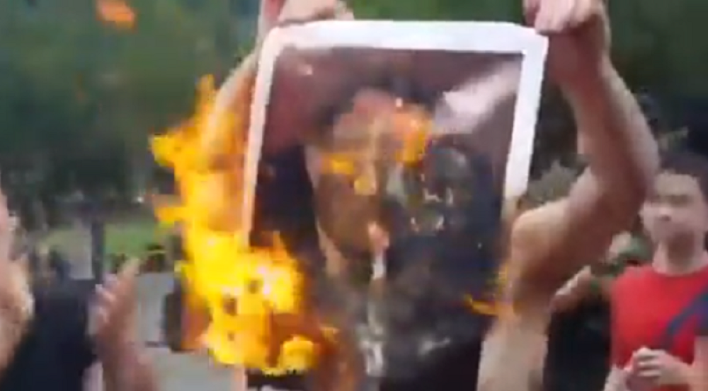 Maturanti se kriju iza marama, pale fotografije ministra Šarčevića i gnusno skandiraju! Zgranuće vas imena režisera ovog SKANDALA! (FOTO/VIDEO)