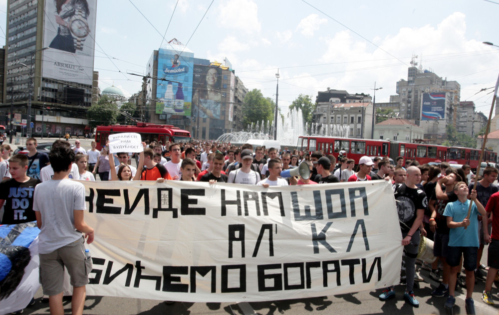 Maturanti novim parolama i uzvicima zgrozili prolaznike! Gazili zapaljenu sliku ministra Šarčevića, a sada je skandal dobio jeziv EPILOG! (FOTO/VIDEO)