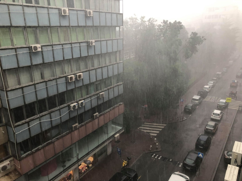 Nebo se otvorilo! Sručio se pljusak i snažan grad veličine lešnika! Ljudi bežali sa ulica kao POMAHNITALI! (FOTO/VIDEO)