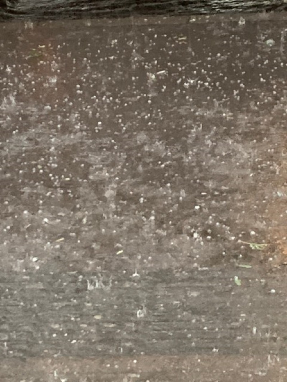 Opasnost vreba: U naredna dva sata na udaru jakog pljuska i grada su ovi delovi Srbije!