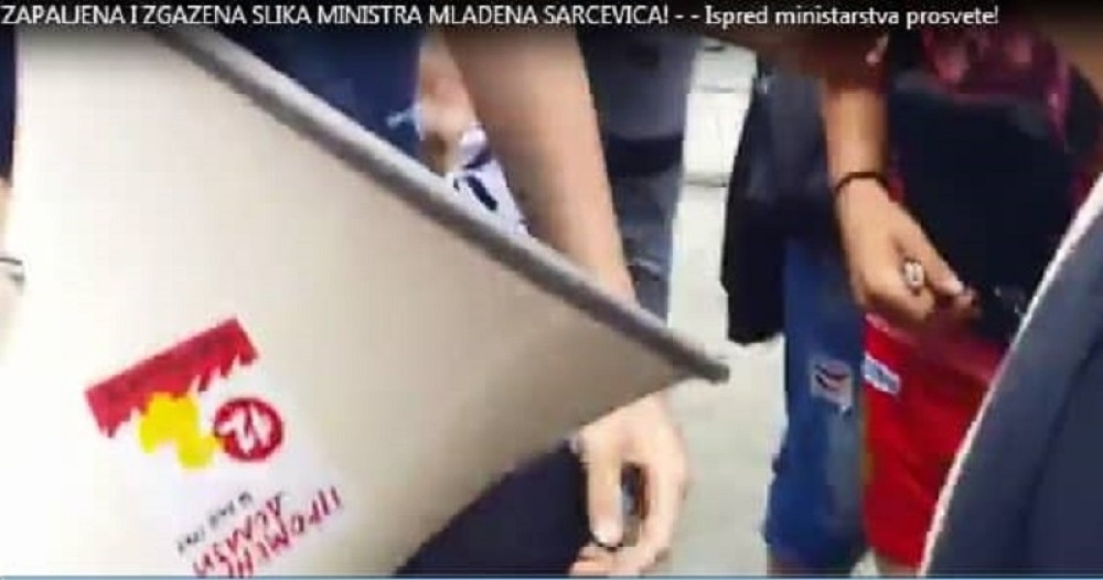 Maturanti na protestu koristili megafon, a na njemu dobro poznat SIMBOL, mrzak Srbiji - KAKAV SKANDAL! (FOTO)