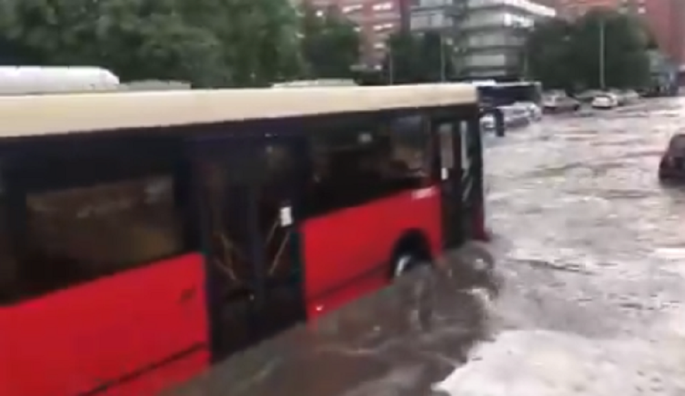 Autobus prolazi, a bujica NOSI AUTOMOBILE niz ulicu (VIDEO)